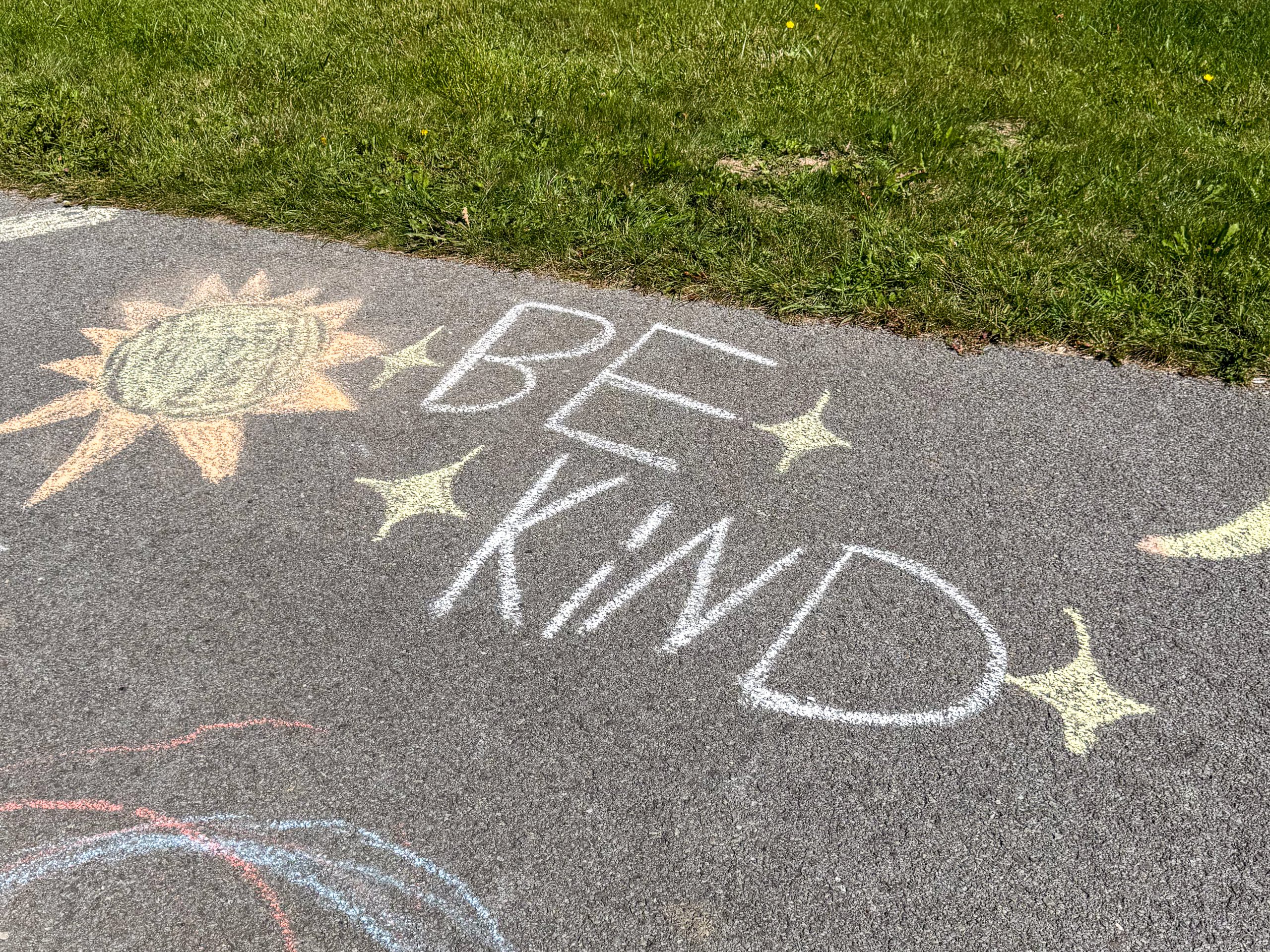 Message written in chalk that says 'Be Kind.'